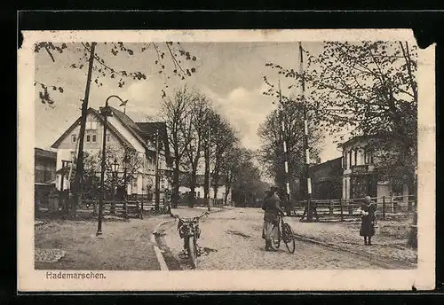 AK Hademarschen, Strassenpartie mit Bahnübergang und Fahrrädern