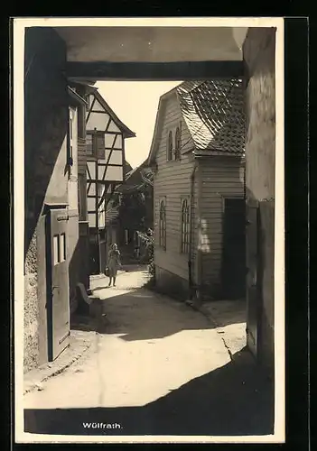 Foto-AK Wülfrath, Frau in einer Gasse der Stadt