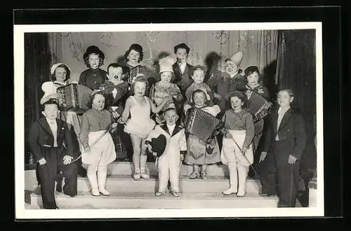 AK Schneider`s Liliputaner-Stadt und Circus, Liliputaner in Kostümen