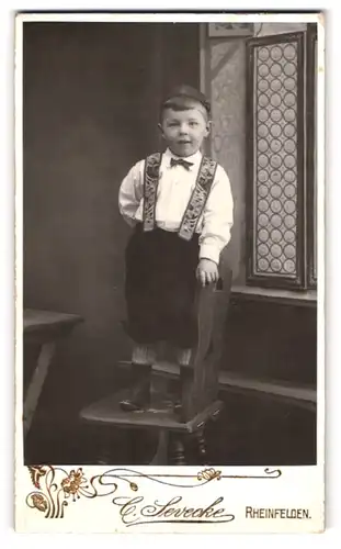 Fotografie C. Sevecke, Rheinfelden, Kleiner Junge in modischer Kleidung