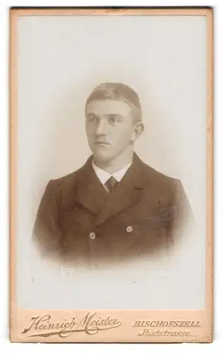 Fotografie Heinrich Meister, Bischofszell, Poststrasse, Junger Herr im Anzug mit Krawatte