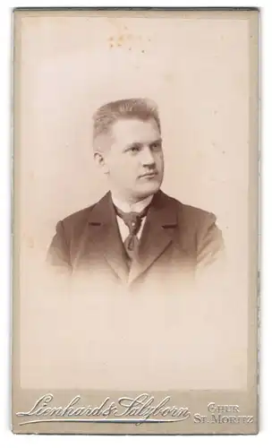 Fotografie Lienhard & Salzborn, Chur, Junger Herr im Anzug mit Krawatte