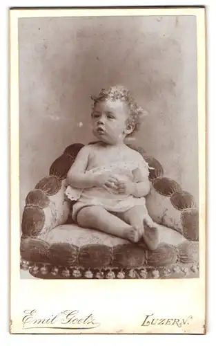 Fotografie Emil Goetz, Luzern, Hirschmattstrasse 8, Halbnacktes Kleinkind im Hemd sitzt auf Sessel