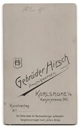 Fotografie Gebrüder Hirsch, Karlsruhe i. B., Kaiserstrasse 243, Junger Herr im Anzug mit Fliege