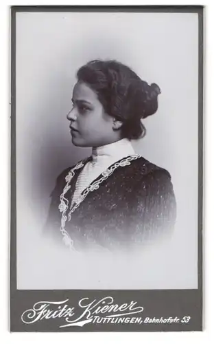 Fotografie Fritz Kiener, Tuttlingen, Bahnhofstrasse 53, Junge Dame mit einem Haarknoten