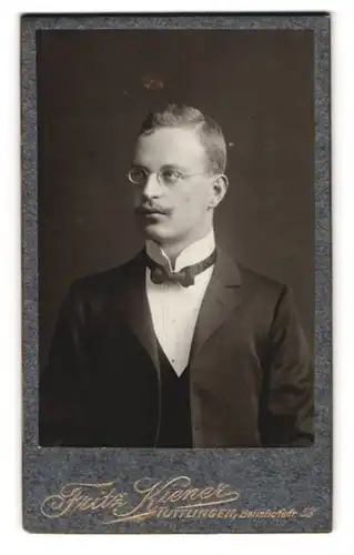 Fotografie Fritz Kiener, Tuttlingen, Bahnhofstrasse 53, Bergstrasse, Elegant gekleideter Herr mit Brille