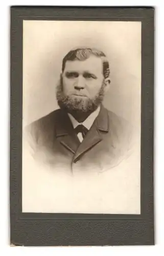 Fotografie Fotograf unbekannt, Ort unbekannt, Bürgerlicher Herr mit Chin-Strap