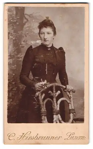 Fotografie C. Hirsbrunner, Luzern, Schwanenplatz, Junge Dame im Kleid