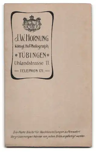 Fotografie J. W. Hornung, Tübingen, Uhlandstrasse 11, Junger Herr im Anzug mit Zwicker