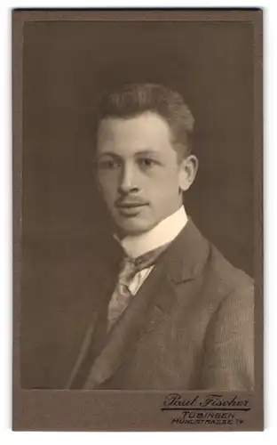 Fotografie Paul Fischer, Tübingen, Mühlstrasse 14, Junger Herr im Anzug mit Krawatte