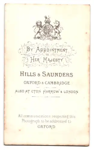 Fotografie Hills & Saunders, Oxford, Charmanter Herr in Anzugjacke mit Buch