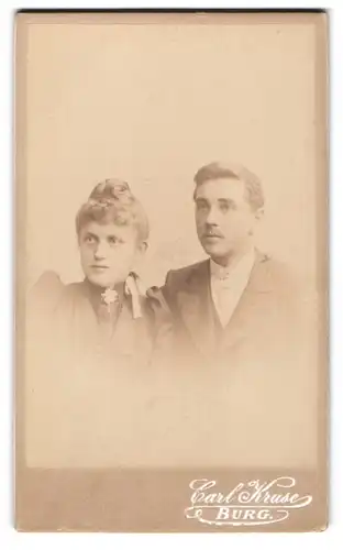 Fotografie Carl Kruse, Burg, Schartauer-Strasse 16, Junges Paar in eleganter Kleidung