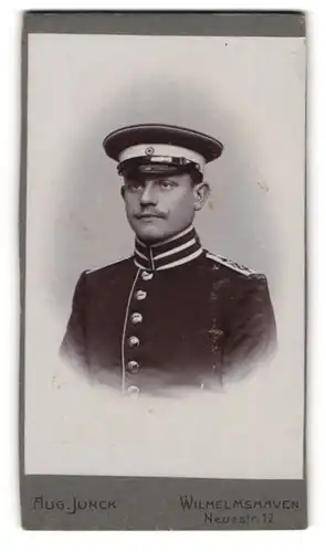 Fotografie Aug. Junck, Wilhelmshaven, Portrait Soldat H. Klein des Seebataillon II in Garde Uniform