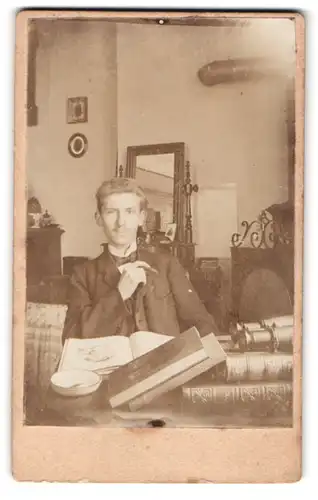 Fotografie unbekannter Fotograf und Ort, Forscher in seiner Stube mit Fernglas sitzt rauchend am Tisch