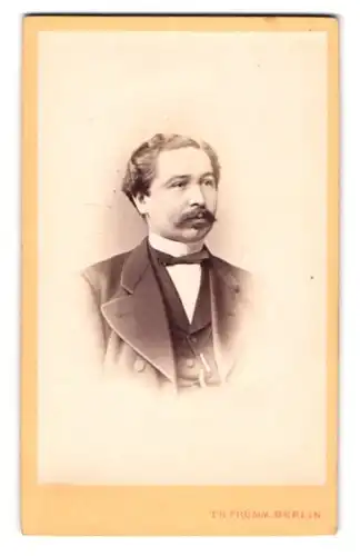 Fotografie Theodor Prümm, Berlin, Portrait Parlamentarier Friedrich von Kühlwetter im Anzug, 1873