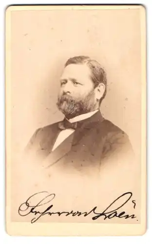 Fotografie Wilhelm Grundner, Berlin, Freiherr August von Loen, Generalintendant am Weimarer Hoftheater, Autograph