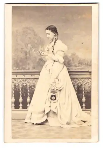 Fotografie unbekannter Fotograf und Ort, Portrait Schauspielerin Frl. Schubert im Bühnenkostüm, geflochtener Zopf, 1866