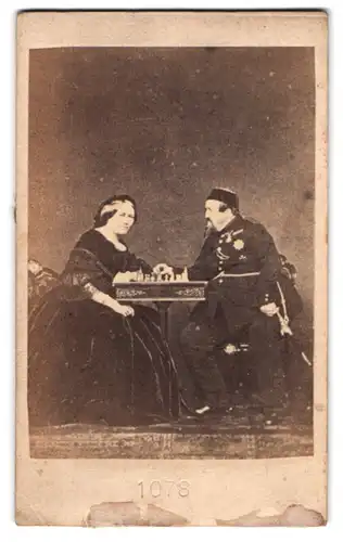 Fotografie unbekannter Fotograf und Ort, König Frederik VII. v. Dänemark, Gräfin Danner bei einer Partie Schach