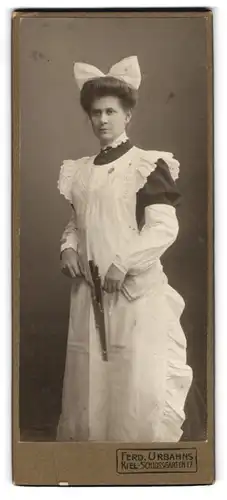 Fotografie Ferd. Urbahns, Kiel, Köchin Bertha von der Kochschule Heuer-Alder`s Ruh in Dienstuniform, 1905