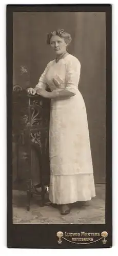 Fotografie Ludwig Mertens, Rendsburg, Portrait Magda Hilgenfeld, Lehrerin in Moorrege, 1912