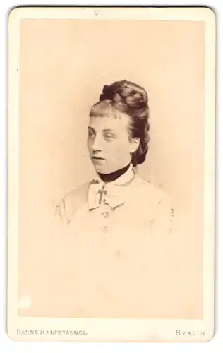 Fotografie Hanns Hanfstaengl, Berlin, Portrait Maria Margarete Stach von Goltzheim