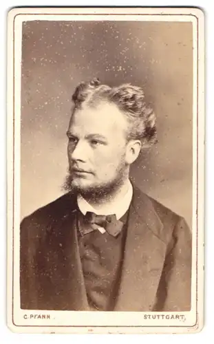 Fotografie C. Pfann, Stuttgart, Portrait Graf von Leutrum im Anzug mit Fliege, 1873