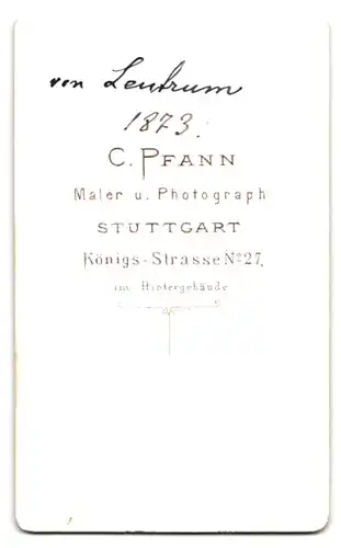 Fotografie C. Pfann, Stuttgart, Portrait Graf von Leutrum im Anzug mit Fliege, 1873