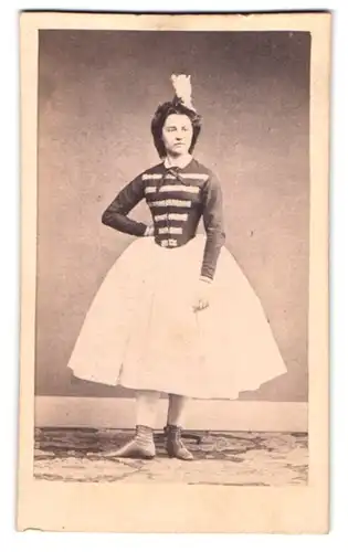 Fotografie Fotograf unbekannt, Düsseldorf, Portrait Schauspielerin Fanny Meyer im Kostüm, mit Autograph, 1863