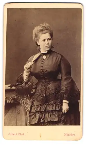 Fotografie J. Albert, München, Portrait Gräfin zu Pueckler-Limpurg im dunklen Kleid, 1873