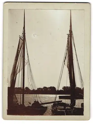 Fotografie unbekannter Fotograf, Ansicht Swinemünde, Fischerboote vor der Ausfahrt bei aufgehender Sonne, 1901