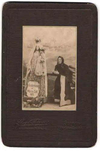 Fotografie Stagl Ferencz, Sopron, betende Frau an der Madonna von Maria-Zell, 1913