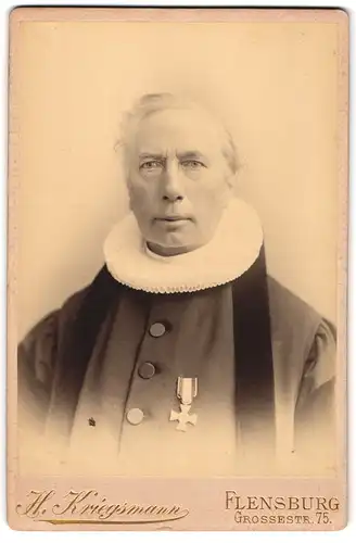 Fotografie H. Kriegsmann, Flensburg, Richter in Robe mit Büttenkragen und Orden an der Brust, 1892