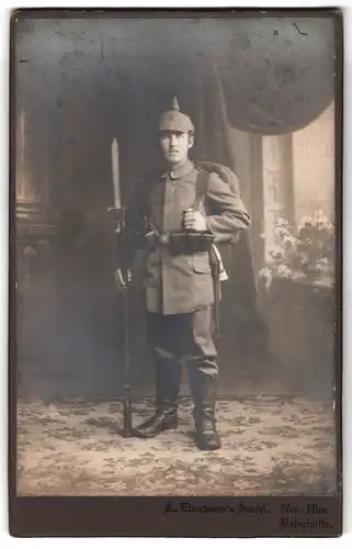 Fotografie A. Ebertwein`s Nachf., Neu-Ulm, Soldat in Feldgrau Uniform mit Ausmarschgespäck, aufgepflanztes Bajonett