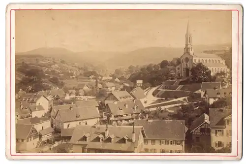 Fotografie unbekannter Fotograf, Ansicht Baden-Baden-Lichtenthal, Blick auf den Stadtteil mit der St. Bonifatius Kirche