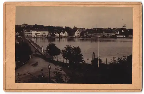 Fotografie unbekannter Fotograf, Ansicht Sonderburg, Blick auf die geschlossene Seebrücke und die Stadt mit Windmühle