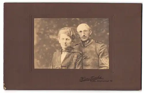Fotografie Hans Temler, Kiel, Soldat des Freikorps in Uniform mit Ordensband, 1920