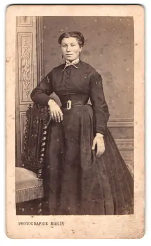 Fotografie L. Marin, Nancy, Portrait junge Frau Emelia Bautreuse im dunklen Kleid, 1868
