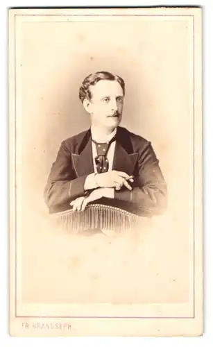 Fotografie Fr. Brandseph, Stuttgart, Portrait Herr Frank Bulkley Wheeler im Anzug mit Krawatte, 1871