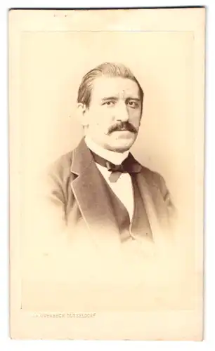 Fotografie G. & A. Overbeck, Düsseldorf, Herr A. Courth im Anzug mit Fliege, 1873