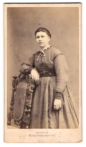 Fotografie Antonin, Paris, Portrait Frau Voisin im Kleid mit Ohrringen, 1869
