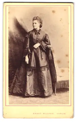 Fotografie Ernst Milster, Berlin, Portrait junge Frau im seidenen Kleid mit Kruzifix