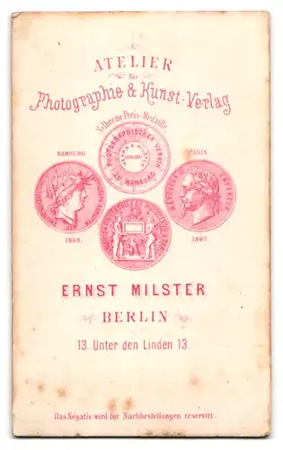 Fotografie Ernst Milster, Berlin, Portrait junge Frau im seidenen Kleid mit Kruzifix