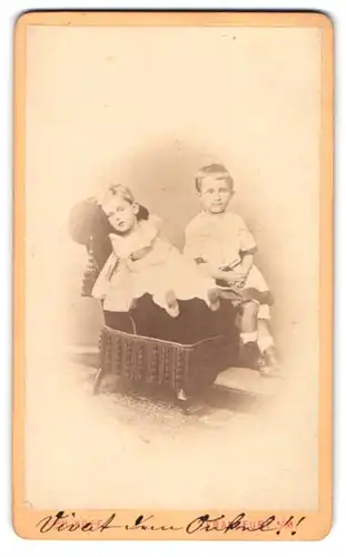 Fotografie Philipp Hoff, Frankfurt / Main, Portrait zwei niedliche Kinder in weissen Kleidern posieren im Atelier