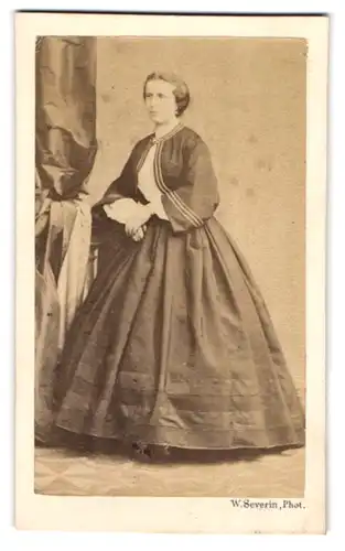 Fotografie W. Severin, Düsseldorf, Portrait junge Dame im Reifrockkleid mit Bolero