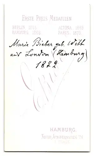 Fotografie E. Bieber, Hamburg, jungeFrau Marie Bieber geborene Witt im Kleid mit Hochsteckfrisur, 1872
