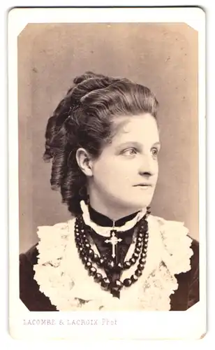 Fotografie Lacombe & Lacroix, Geneve, Portrait Frau Feddersen im Kleid mit Rüschen und Perlenkette, 1872