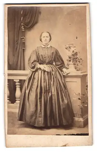 Fotografie unbekannter Fotograf und Ort, Portrait junge Dame im seidenen Kleid mit Brosche