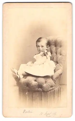 Fotografie W. Hoeffert, Dresden, Portrait niedliches Mädchen Dolli im weissen Kleid mit Lackschuhen, 1869