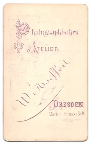 Fotografie W. Hoeffert, Dresden, Portrait niedliches Mädchen Dolli im weissen Kleid mit Lackschuhen, 1869