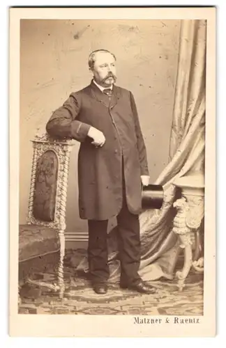 Fotografie Matzner & Raentz, Wien, Herr im Anzug mit Mantel und Zylinder in der Hand, 1862